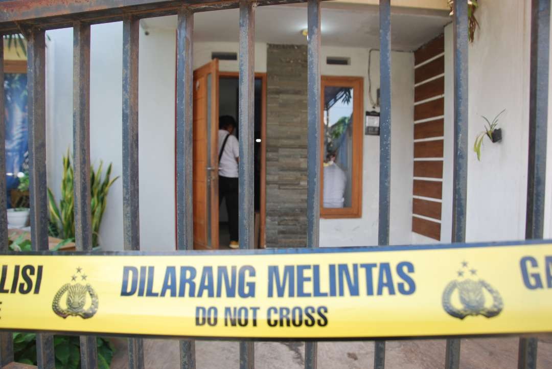 Polres Malang saat melakukan olah TKP meninggalnya satu keluarga di Desa Saptorenggo, Kecamatan Pakis, Kabupaten Malang, yang diduga bunuh diri pada Selasa, 12 Desember 2023. (Foto: Moh Badar Risqullah/Ngopibareng.id)
