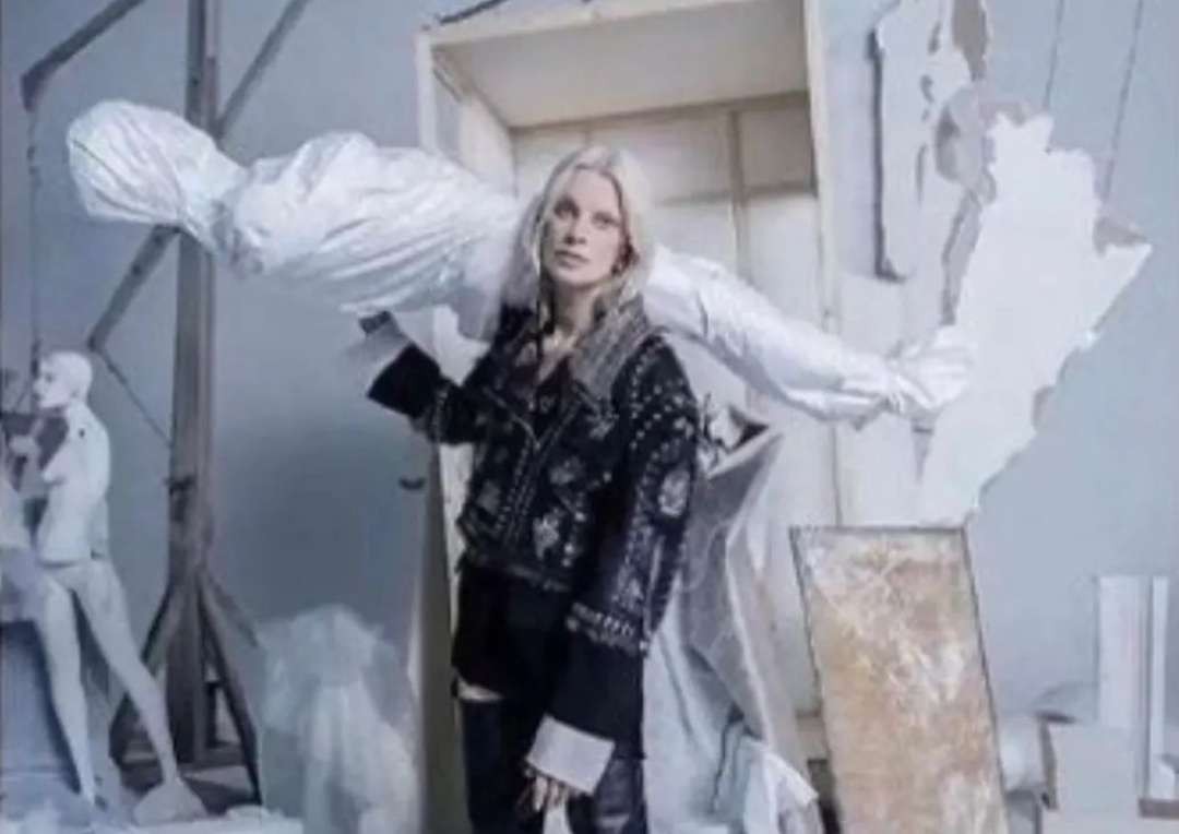 Foto model Zara bopong maneken atau patung peraga dibalut kain putih mirip mayat manusia sudah dihapus, setelah tuai kecaman publik diduga sindir genosida Palestina. (Foto: Zara)