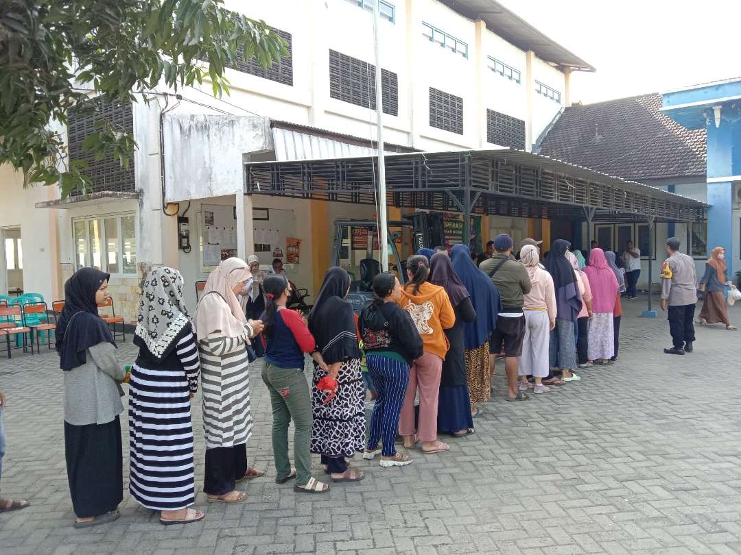 Warga rela mengantre untuk mendapatkan komoditas harga sembako murah di Kelurahan Banjar Melati Kecamatan Mojoroto Kota Kediri. (Foto: Fendi Lesmana/Ngopibareng.id)