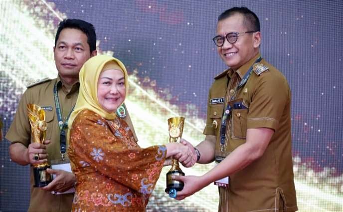 Pj Bupati Bondowoso Bambang Soekwanto menerima penghargaan IGA 2023 dari Kemendagri RI. (Foto: Dokumen Prokopim Bondowoso)