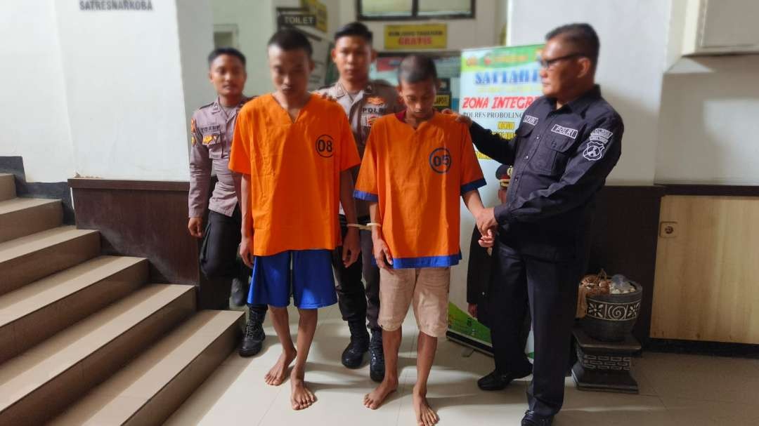 Dua tersangka pengerorokan terhadap seorang anak di bawah umur akhirnya ditangkap Satreskrim, Polres Probolinggo Kota. (Foto: Humas Polres).