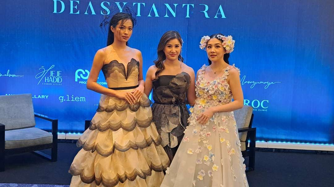 Deasy Tantra (tengah) saat menunjukan desain dress simple dengan cuttingan sederhana yang masih akan jadi tren 2024. (Foto: Pita Sari/Ngopibareng.id)