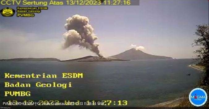 Gunung Anak Krakatau di Selat Sunda erupsi sebanyak tiga kali, Rabu 13 Desember 2023 pagi. (Foto: X PVMBG)