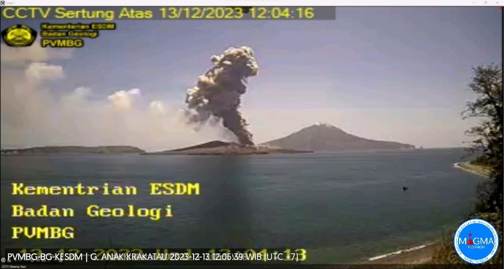 Gunung Anak Krakatau terpantau alami erupsi pada Rabu 13 Desember 2023. (Foto. dok. magma esdm)