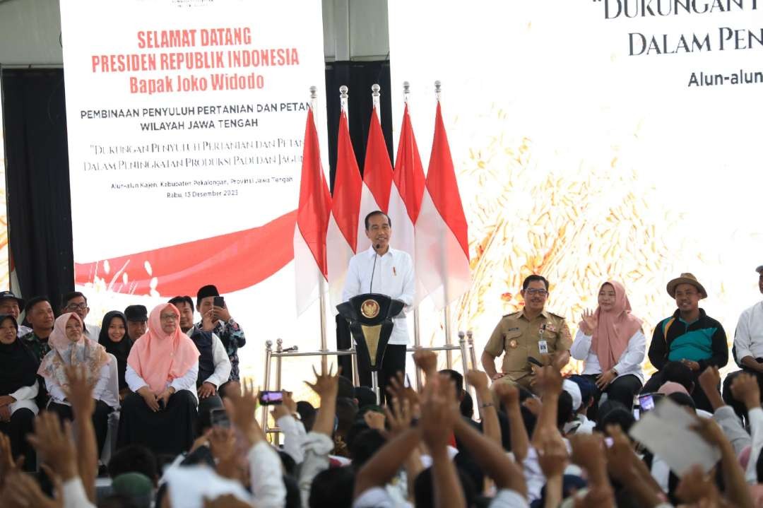 Presiden Joko Widodo memberikan sambutan pada acara Pembinaan Penyuluh Pertanian dan Petani Wilayah Jateng di Alun-Alun Kabupaten Pekalongan, Rabu, 13 Desember 2023. (Foto: Pemprov Jateng)