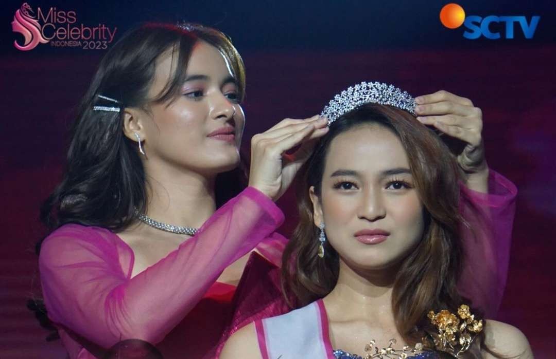 Aktris Mawar De Jong memasangkan mahkota Miss Celebrity Indonesia 2023, untuk Shella Anggia Putri, Selasa 12 Desember 2023 malam. (Foto: Instagram @sctv)