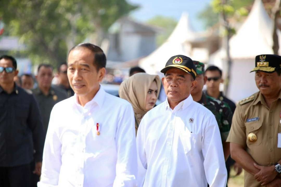 Menko PMK Muhadjir Effendy mendampingi Presiden Joko Widodo melakukan kunjungan kerja di Kabupaten Pekalongan, Jawa Tengah. (Foto: Biro Media Kemenko PMK)