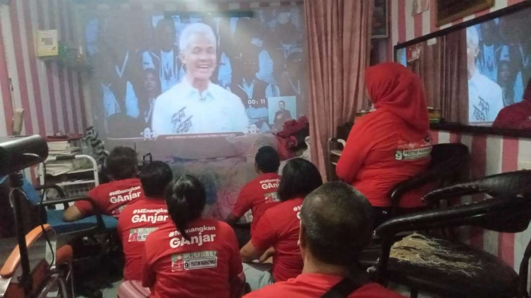 Para kader dan relawan PDIP Kota Surabaya saat nobar debat calon presiden di salah satu posko gotog royong di Surabaya, Selasa, 12.Desember 2023. (Foto: PDIP Surabaya)