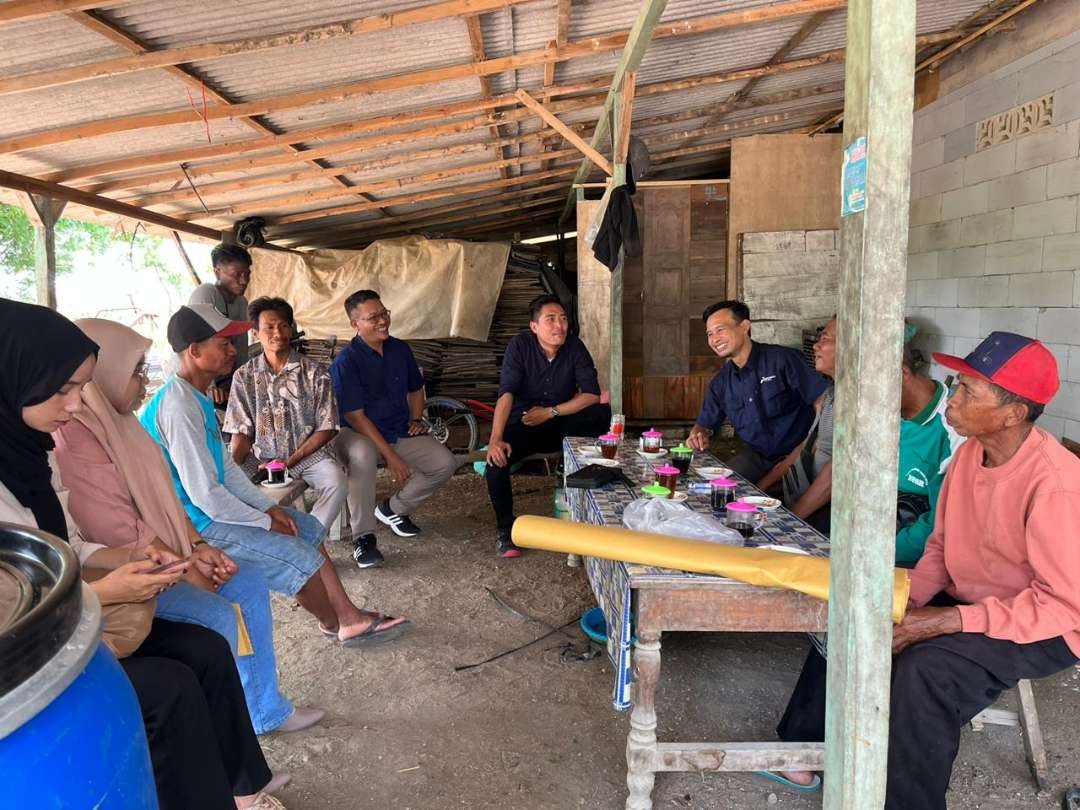 Bantuan PT Pertamina EP Cepu (PEPC) Zona 12 diterima perwakilan Kelompok Tani Hutan (KTH) dan diserahkan perwakilan PEPC Zona 12 di Desa Bandungrejo, Ngasem, Bojonegoro, Jawa Timur.(Foto: dok. PEPC)