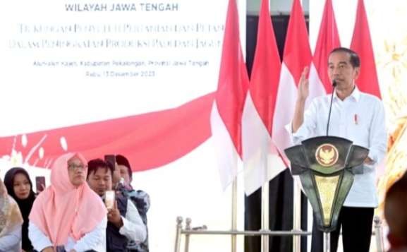 Presiden berpidato pada Pembinaan Petani, Penyuluh Pertanian dan Babinsa se-Provinsi Jawa Tengah, di Alun-Alun Kabupaten Pekalongan. (Foto: Setpres)