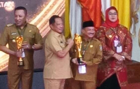 Bupati Situbondo Karna Suswandi menerima trofi IGA 2023 Kabupaten Terinovatif dari Mendagri Tito Karnavian di Jakarta. (Foto: Dokumen Karna Suswandi)