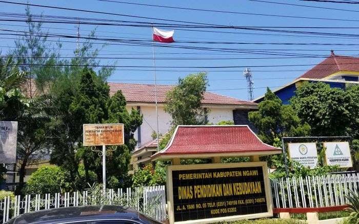 Pemasangan bendera terbalik di Kantor Dinas Pendidikan dan Kebudayaan Kabupaten Ngawi. (Foto: Tangkapan Video Youtube)