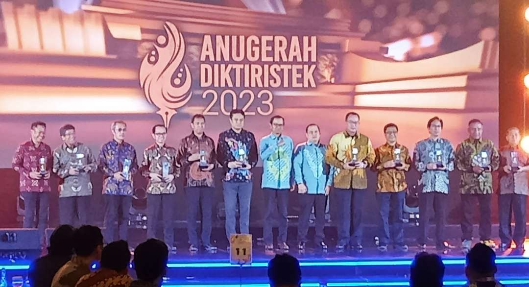 Di antara  penerima penghargaan pada Anugerah Diktiristek 2023, penghargaan diserahkan langsung Plt Dirjen Diktiristek Nizam (Foto: Asmanu Sudarso/ngopibareng.id)