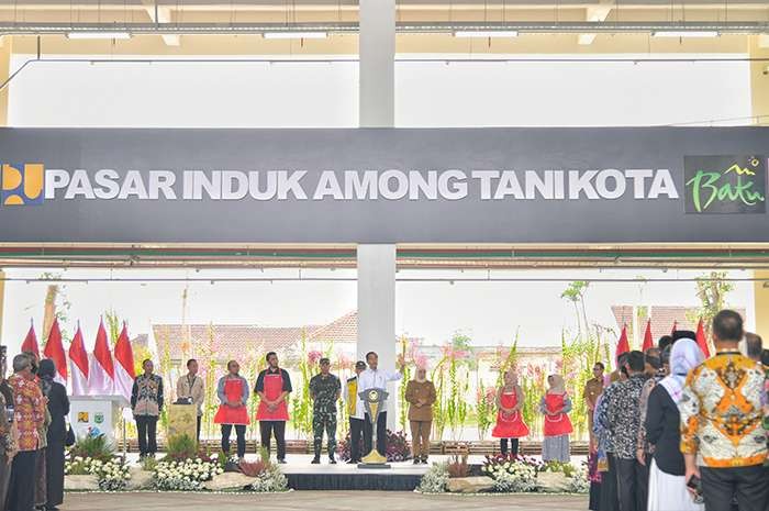 Presiden Jokowi saat menyampaikan sambutannya dalam peresmian Pasar Induk Among Tani di Kota Batu, Jawa Timur, Kamis, 14 Desember 2023. (Foto: Vico/BPMI Setpres/Ngopibareng.id)