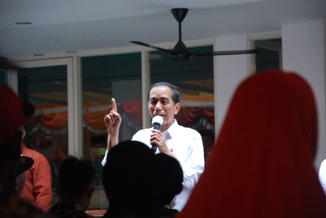 Presiden Jokowi saat menyerahkan BLT El Nino kepada 250 KPM di Kota Malang, Jawa Timur, pada Kamis, 12 Desember 2023. (Foto: Moh Badar Risqullah/Ngopibareng.id)