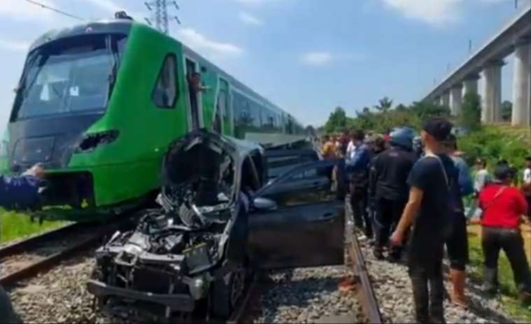 Kecelakaan kereta api cepat Whoosh dengan minibus. Korban tewas dua orang. (Foto: X)