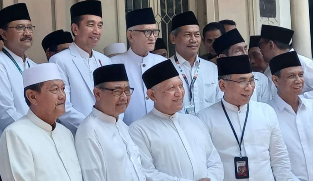 Para ulama pesantren foto bersama Presiden Joko Widodo dan Rais Aam PBNU KH Miftachul Akhyar di Surabaya. (Foto:dok/ngopibareng.id)