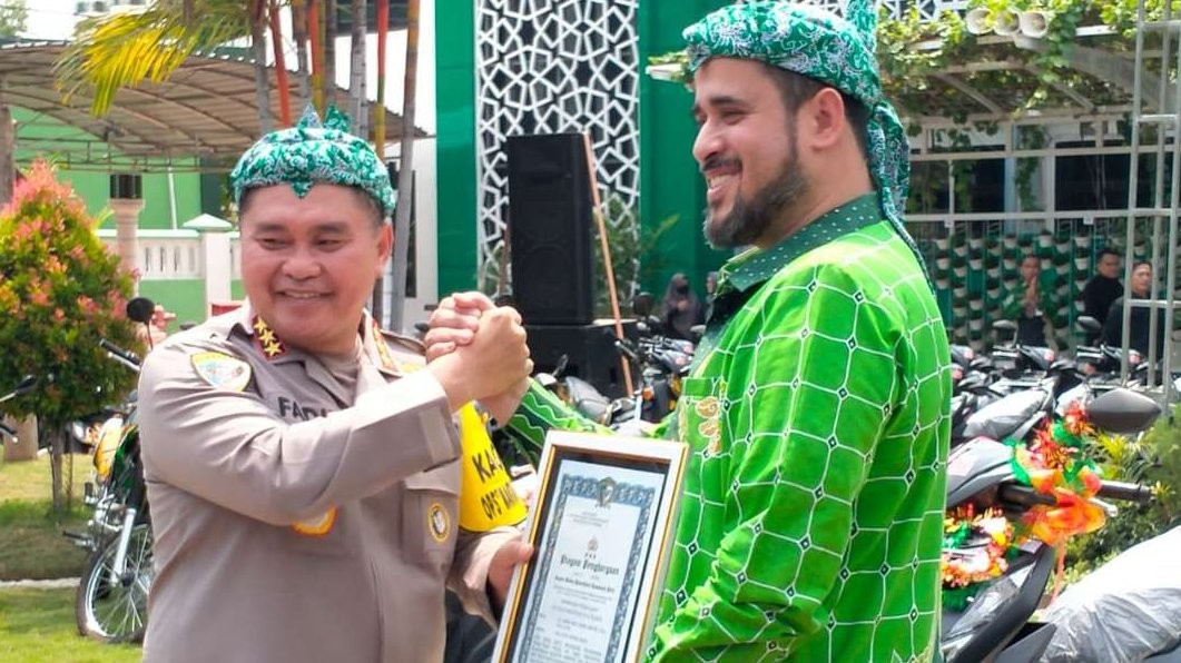Kabaharkan Polri, Komjen Pol Mohammad Fadil Imran menyerahkan penghargaan kepada Walikota Probolinggo, Habib Hadi Zainal Abidin. (Foto: Ikhsan Mahmudi/Ngopibareng.id)