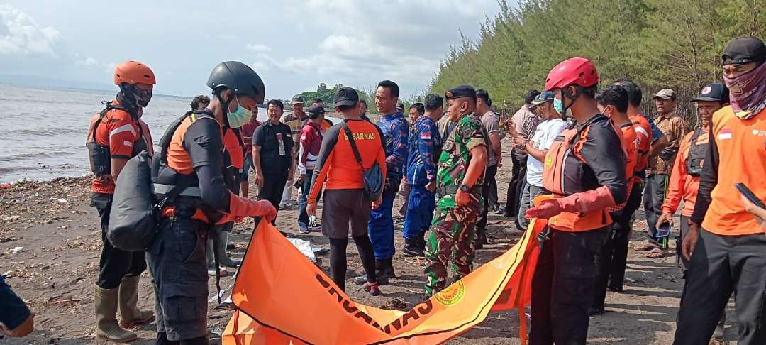Tim SAR gabungan melakukan evakuasi jenazah korban yang ditemukan di pantai Bomo (foto:Basarnas Banyuwangi)