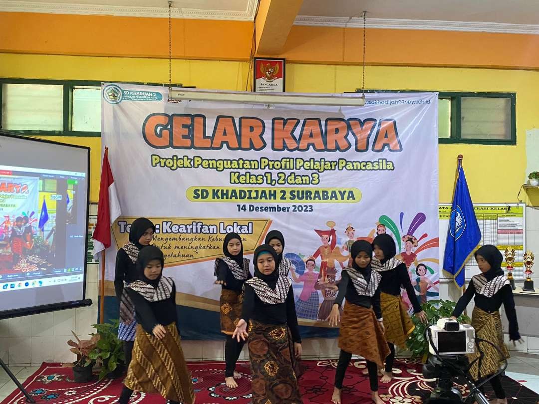 Para siswi SD Khadijah 2 Surabaya menampilkan tarian dalam acara gelar karya P5 yang dilaksanakan pada Kamis 14 Desember 2023. (Foto: Humas SD Khadijah 2)