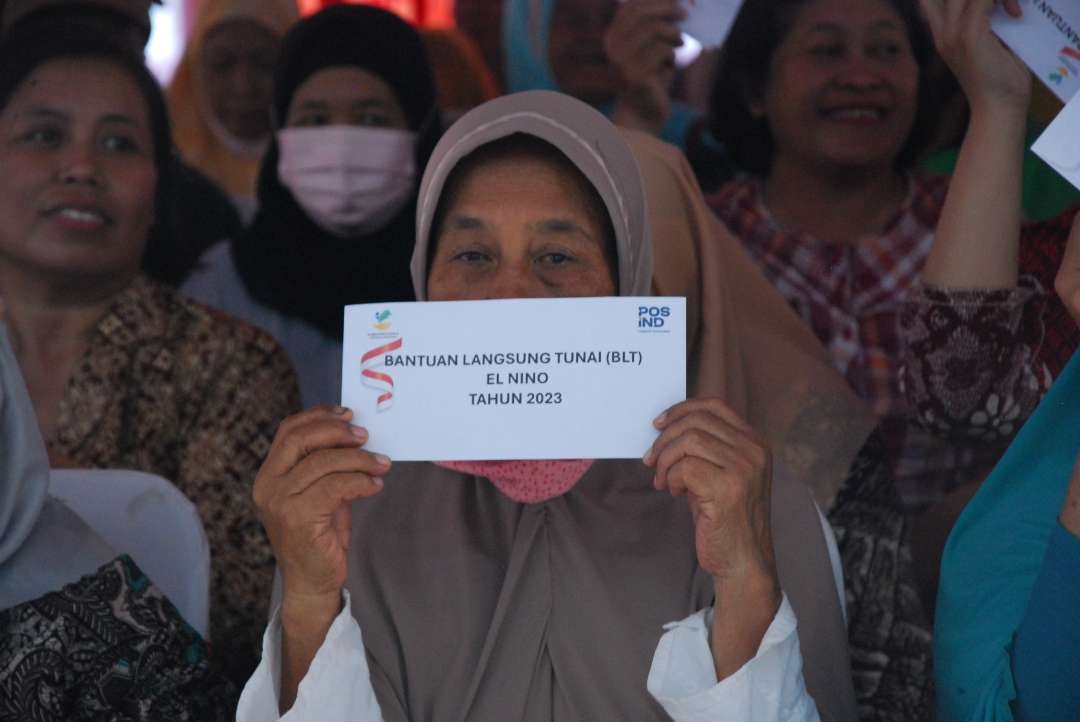 Salah satu KPM saat menghadiri dan menerima BLT El Nino dari Presiden Jokowi di Kantor Pos Indonesia, Kota Malang, Jawa Timur, pada Kamis, 14 Desember 2023. (Foto: Moh Badar Risqullah/Ngopibareng.id)