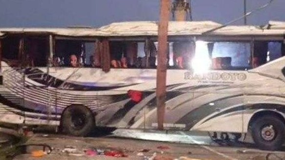 Proses evakuasi bangkai bus yang menyebabkan kematian 12 orang penumpang. (Foto: X)