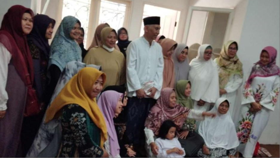 KH Prof Muh. Bisri bin Abdul Fattah, Pengasuh Pesantren Bahrul Maghfiroh Malang bersama jemaah pengajiannya. (Foto:adi/ngopibareng.id)