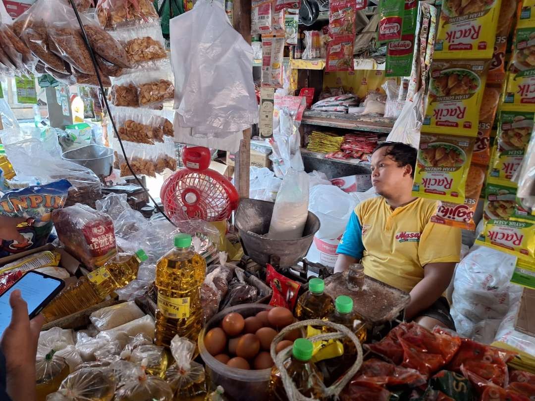 Salah satu pedagang di Pasar Pakis, Darmo, Muhammad Adam saat menjaga lapak dagangannya, Jumat 15 Desember 2023. (Foto: Julianus Palermo/Ngopibareng.id)