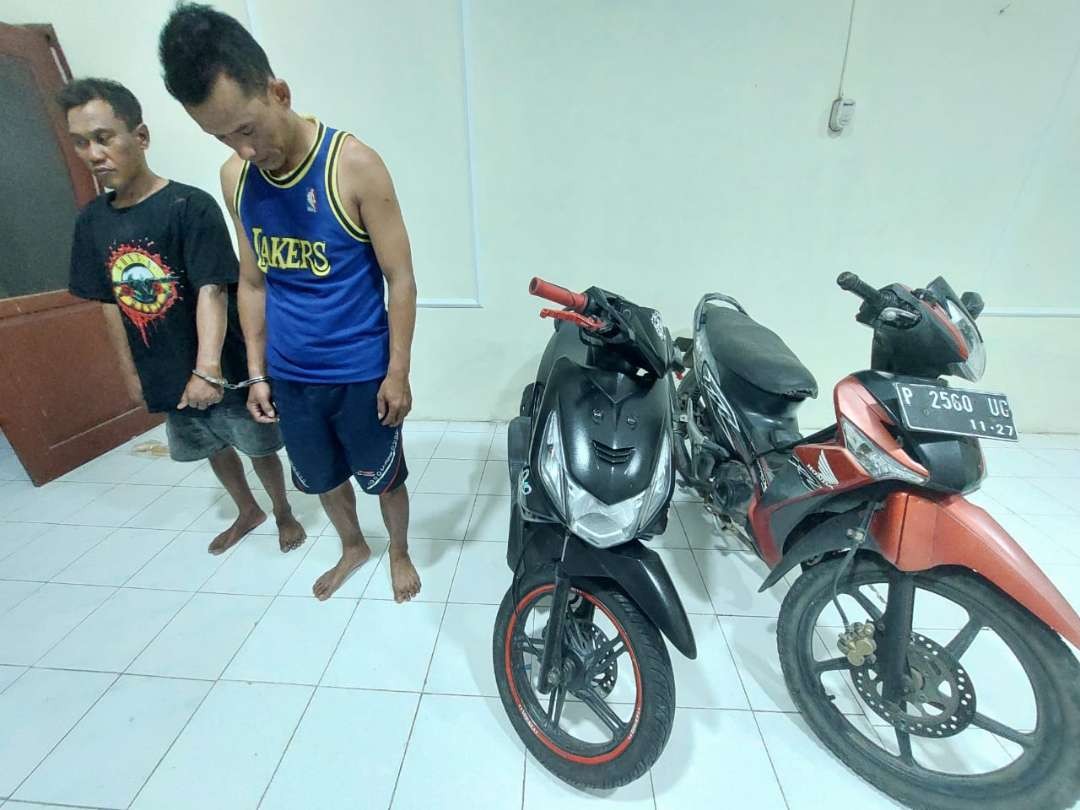 Dua tersangka kasus pencurian sepeda motor yang diamankan Polisi (foto:istimewa)