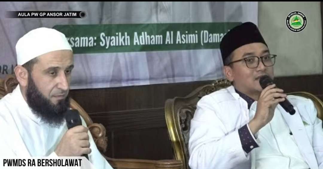 Syaikh Adham Al Asimi bersama KH Muh Nailurrohim (Gus Anak) Pengasuh Pondok Pesantren Bayt Al-Hikmah Kota Pasuruan. (Foto:dok/ngopibareng.id)