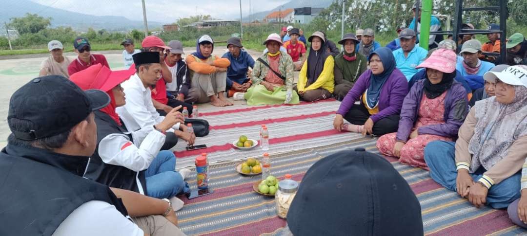 Tim Pemenangan Nasional (TPN) Ganjar Pranowo dan Mahfud MD dicurhati puluhan petani di Desa Madiredo, Pujon, Kabupaten Malang, Jumat 15 Desember 2023. (Foto: istimewa)