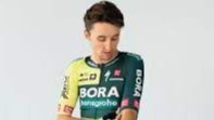 Jai Hindley memamerkan jersey baru tim Bora Hansgrohe untuk musim balap 2024. (Foto: Istimewa)