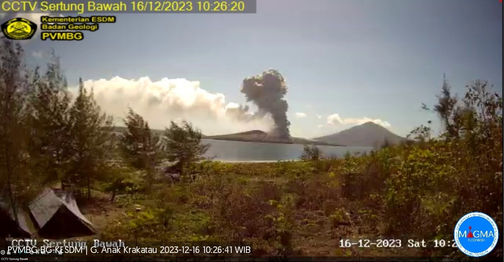 Gunung Anak Krakatau terpantau pada Sabtu 16 Desember 2023. (Foto: dok. magma.esdm)