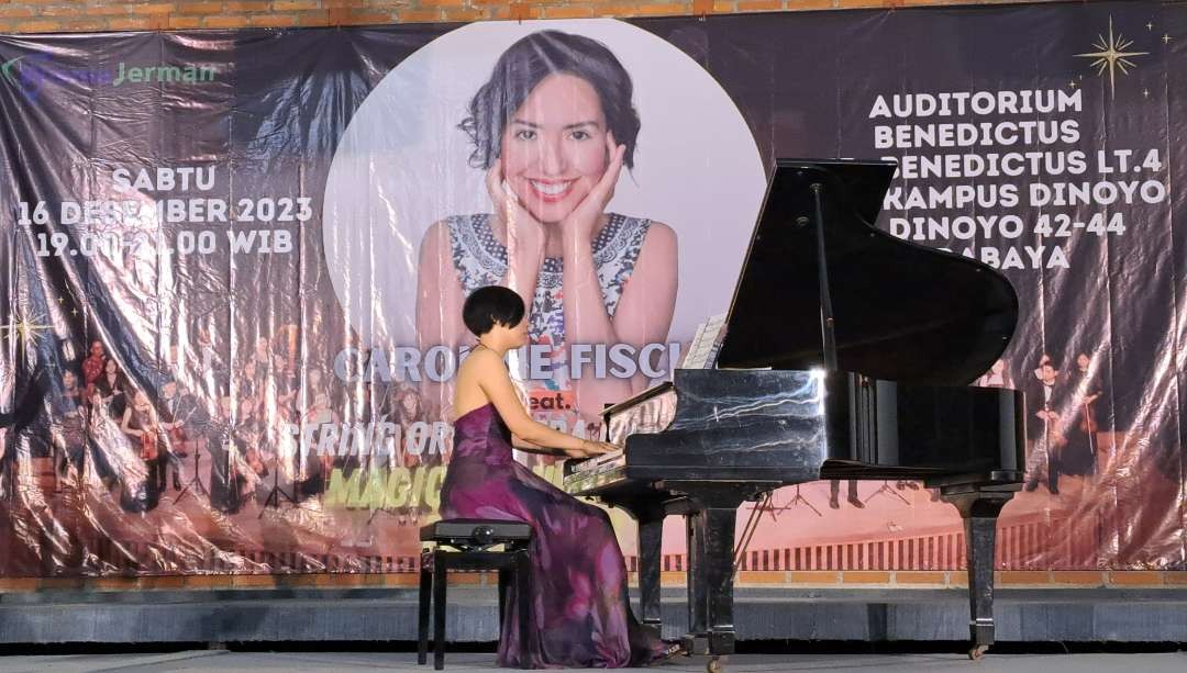 Pianis asal Jerman, Caroline Fischer saat tampil di Surabaya bawakan musik klasik khas Natal dari album terbarunya. (Foto: Pita Sari/Ngopibareng.id)