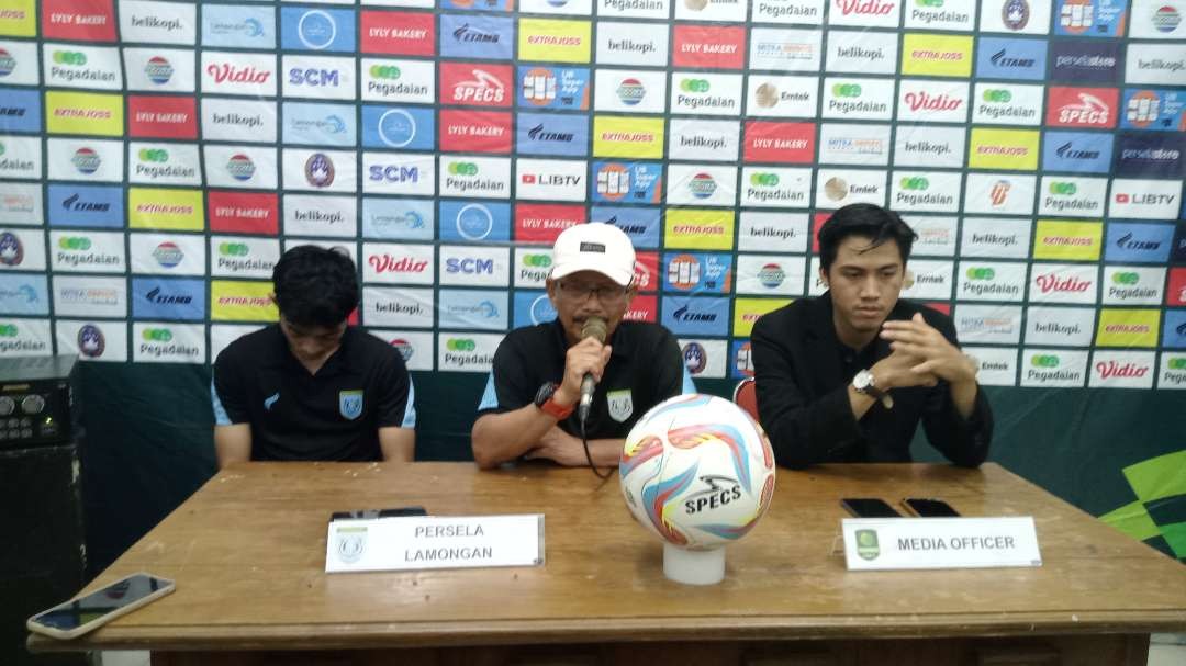 Pelatih Persela Lamongan saat konferensi pers di stadion Tuban Sport Center. (Foto: Khoirul Huda/Ngopibareng.id)