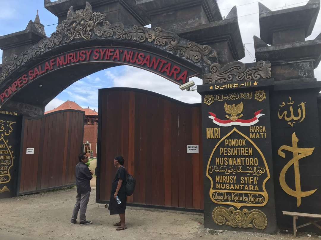 Pintu gerbang Pondok Nuswantoro milik Samsudin tutup. (Foto: Choirul Anam/Ngopibareng.id)