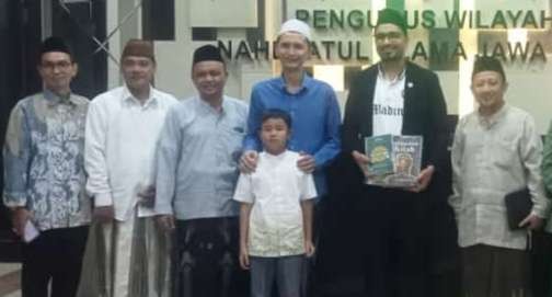 KH Tajul Mafachir, Katib Syuriah PBNU (hem biru) bersama Ustaz Siraj Salman dari Jamiyah Islam Singapura di Surabaya.(Foto:afi/ngopibareng.id)m