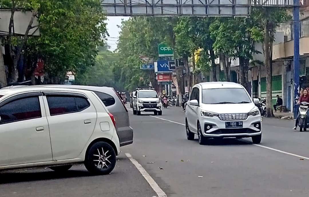 Parkir kendaraan tak beraturan di dua bahu jalan menyempirkan badan Jalan PB Sudirman Bondowoso akan ditata Dishub pada 2024.(Foto:Guido/Ngopibareng.id).