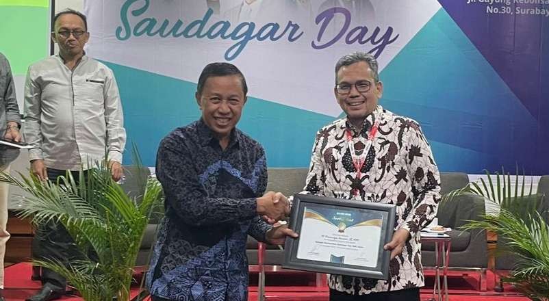 Yusron Aminulloh, Ketua ISMI Jatim (kiri bersalaman) dalam acara “Saudagar Day” di Prime Biz Hotel Surabaya, Jumat (15 Desember 2023). (Foto: ismi Jatim for ngopibareng.id)