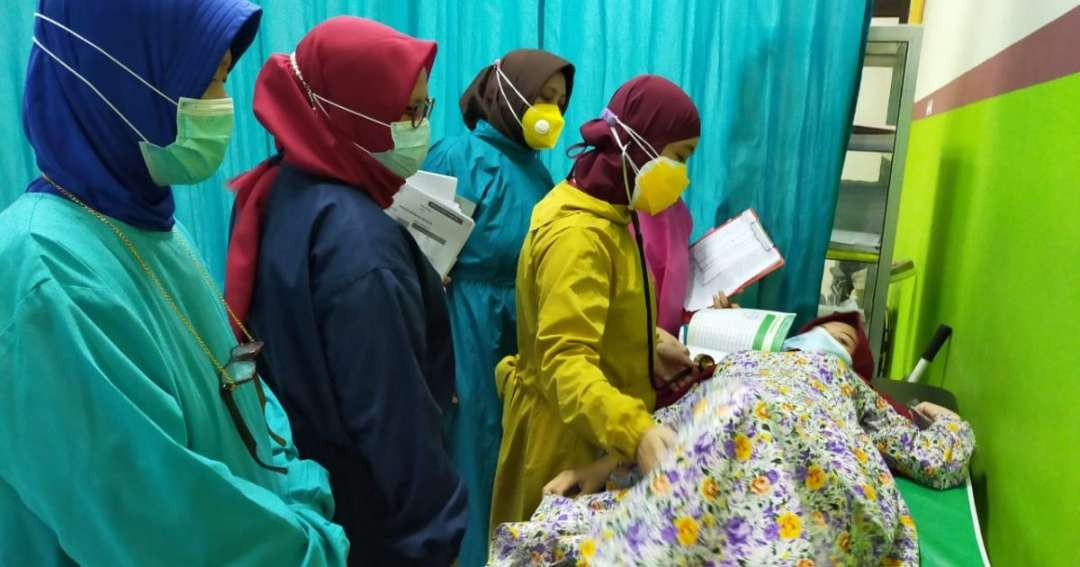 Beberapa bidan sedang berlatih merawat ibu hamil agar terhindar dari kematian ibu dan bayi di sebuah Puskesmas di Kabupaten Probolinggo. (Foto: Ikhsan Mahmudi/Ngopibareng.id)