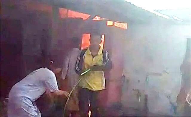 Warga gotong royong memadamkan api membakar dapur rumah kakek di Panarukan Situbondo. (Foto: BPBD Situbondo)