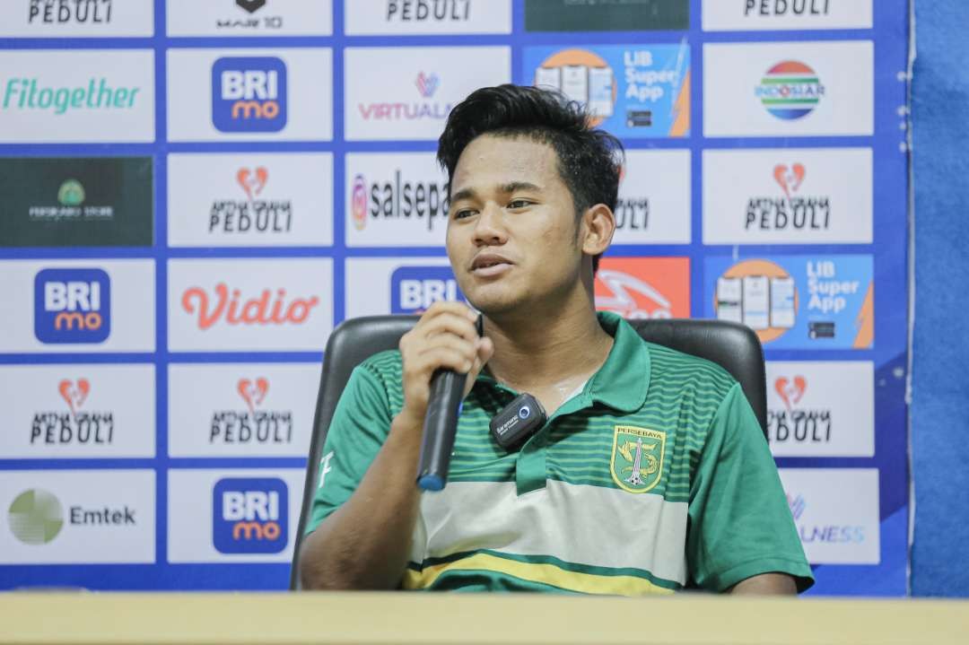 Gelandang Persebaya, Toni Firmansyah saat post match conference di Stadion Wibawa Mukti, Bekasi, pada Minggu 17 Desember 2023. (Foto: Persebaya)