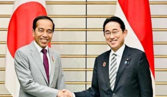 Presiden Joko Widodo (Jokowi) melakukan pertemuan bilateral dengan Perdana Menteri (PM) Jepang, Fumio Kishida di kantor PM Jepang, Tokyo. (Foto: Setpres)