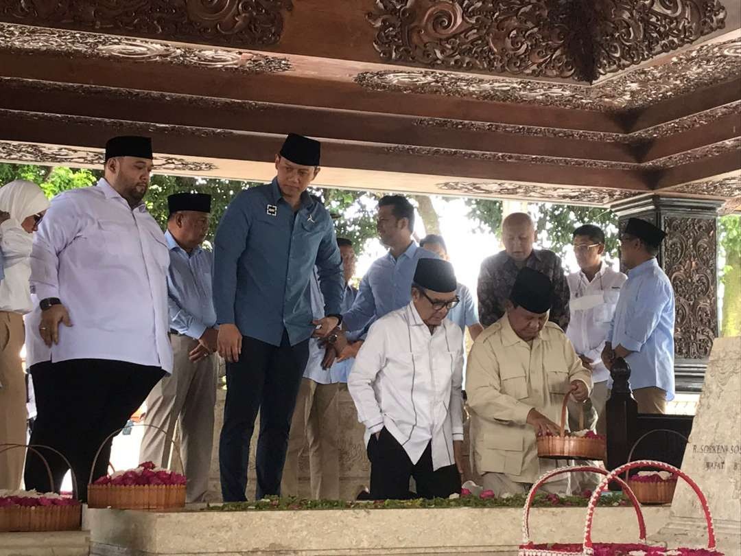 Menteri Pertahanan (Menhan) sekaligus capres Prabowo Subianto ziarah ke makam Bung Karno di Blitar, Minggu 17 Desember 2023. (Foto: Choirul Anam/Ngopibareng.id)