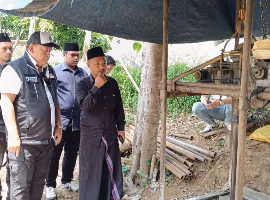 Deputi Kinetik Teritorial TPN Ganjar-Mahfud, Luki Hermawan meresmikan sumur bor untuk warga Desa Bunuh, Bangkalan, Madura, Minggu 17 Desember 2023. (Foto: Istimewa)