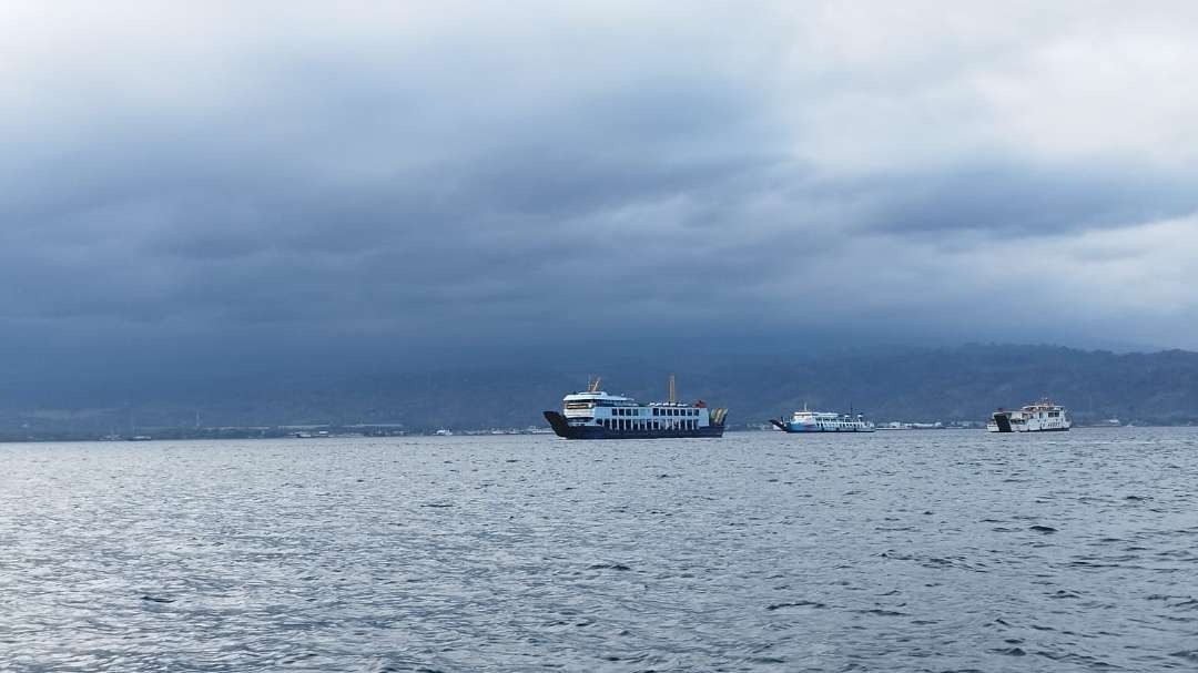 Kapal-kapal penyeberangan lintas Ketapang-Gilimanuk (foto: Muh Hujaini/Ngopibareng.id)