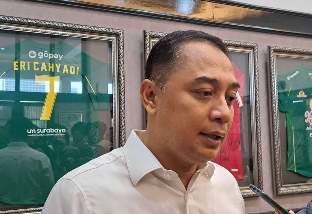 Walikota Surabaya, Eri Cahyadi saat mengungkapkan perkembangan kasus dugaan keterlibatan dua pengurus BUMD dalam kampanye. (Foto: Pita Sari/Ngopibareng.id)