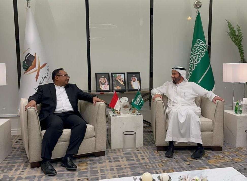 Menteri Agama (Menag) Yaqut Cholil Qoumas bertemu dengan Menteri Haji dan Umrah (Menhaj) Arab Saudi Taufiq F Al Rabiah di Jeddah. (Foto: Dok Kemenag)