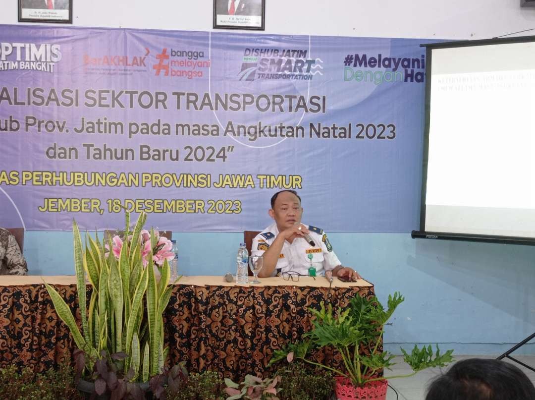 Kepala Seksi Sarana Angkutan Jalan Dinas Perhubungan Jawa Timur Agung Heru Prasongko saat menyosialisasikan sektor transportasi pada masa angkutan natal dan tahun baru (Foto: Rusdi/Ngopibareng.id)
