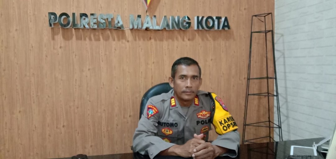 Kabag Ops Polresta Malang Kota, AKP Sutomo saat ditemui di ruangannya (Foto: Lalu Theo/Ngopibareng.id)